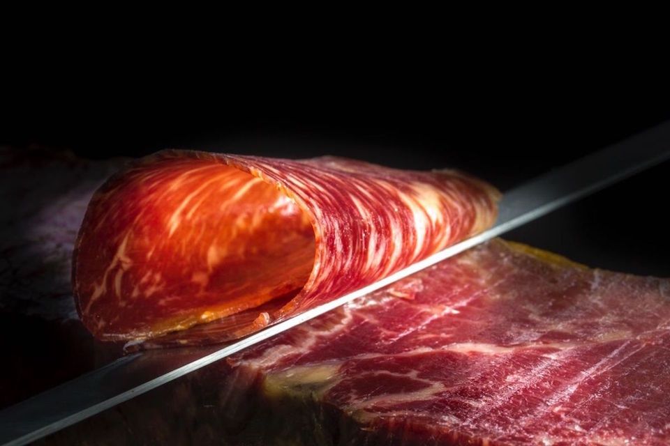 Cecina de vaca premium loncheada, sobre 100g.