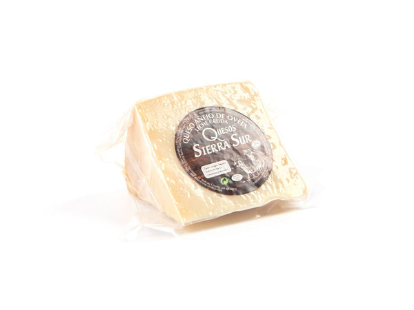 Queso añejo de leche cruda de oveja cuña