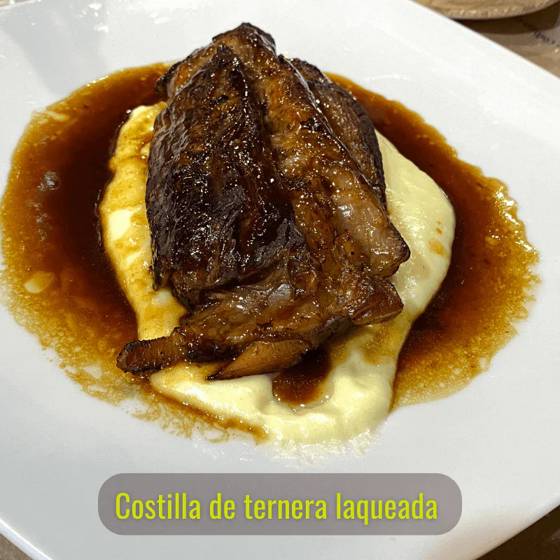 2 lacquered beef ribs of 450g/unit cooked at a low temperature.