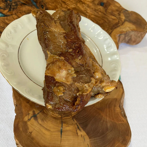2 lacquered beef ribs of 450g/unit cooked at a low temperature.